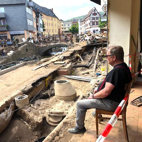 Günter Portz vor den Trümmern seiner Existenz