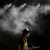 Eine kleine Abkühlung gönnt sich diese(r) Freiwillige – so genau lässt sich das gar nicht erkennen – während der letzten Vorbereitungen für die Spiele 