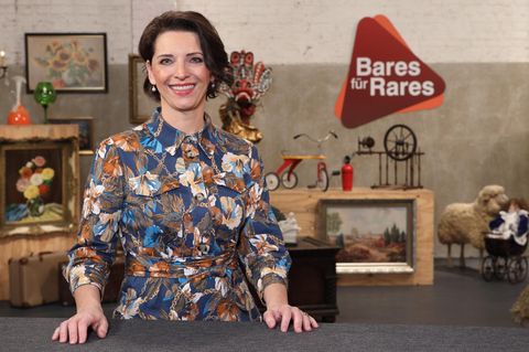Wendela Horz steht im Studio von Bares für Rares und schaut in die Kamera