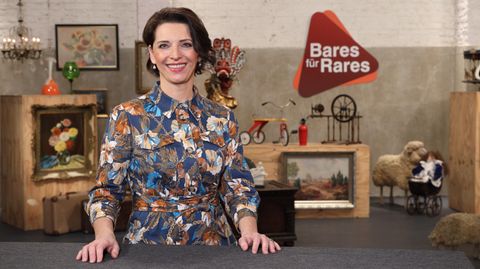 Wendela Horz steht im Studio von Bares für Rares und schaut in die Kamera
