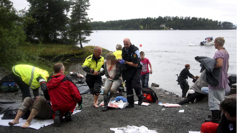 Politi, redningsarbeidere og lokale innbyggere tar hånd om skadde reddet fra Utøya