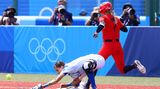 Marta Gasparotto vom italienischen Softball-Team streckt sich vergeblich nach dem Ball, sodass Aubree Munro aus den USA recht entspannt die erste Base erreicht. Softball ist eine der Sportarten, in denen das Turnier schon vor Eröffnung der Spiele begonnen hat