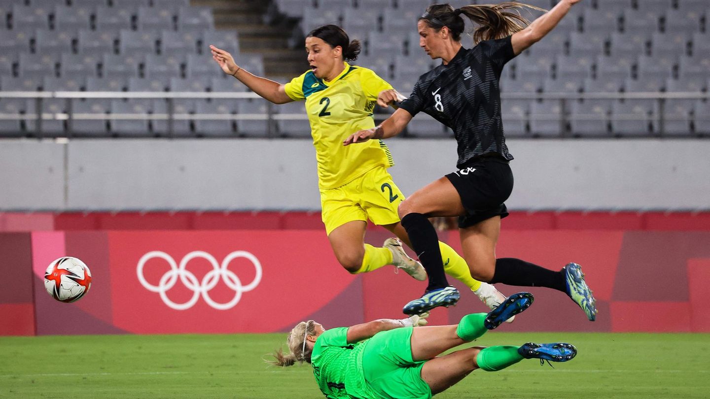 Fast schon wie eine Choreografie wirkt es, wie die neuseeländische Verteidigerin Abby Erceg (r.) und die australische Stürmerin Sam Kerr (l.) über Neuseelands Torhüterin Erin Nayler (u.) springen