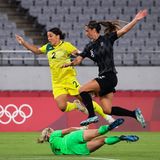 Fast schon wie eine Choreografie wirkt es, wie die neuseeländische Verteidigerin Abby Erceg (r.) und die australische Stürmerin Sam Kerr (l.) über Neuseelands Torhüterin Erin Nayler (u.) springen