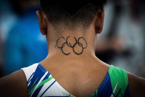 Für so manche Sportlerin und Sportler geht in Tokio ein Lebenstraum in Erfüllung. Diese Turnerin trägt die Olympischen Ringe als Tattoo im Nacken. 