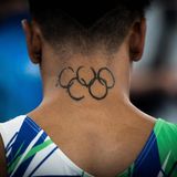 Für so manche Sportlerin und Sportler geht in Tokio ein Lebenstraum in Erfüllung. Diese Turnerin trägt die Olympischen Ringe als Tattoo im Nacken. 