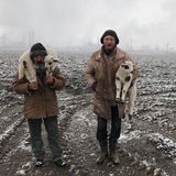 Erstes Bild der Fotostrecke  Fotograf des Jahres, Großer Preis: Istvan Kerekes  Das Bild "Transylvanian Shepherds" (Transilvanische Schäfer) des ungarischen Fotojournalisten Istvan Kerekes entstand in der seit Drakula berühmten Region Rumäniens. Es fängt einen zarten Moment im harten Arbeitsalltag ein. Zudem zeigt es, dass gute Fotografie nicht nur auf teuren Kameras möglich ist: Es wurde auf dem mittlerweile sechs Jahre alten iPhone 7 geschossen. 