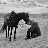 Fotograf des Jahres, Platz 1: Sharan Shetty  Das Bild "Bonding" (Verbindung) des indischen Fotografen Sharan Shetty zeigt die Nähe eines Reiters mit seinem Pferd in den Weiten Aserbaidschans. Geschossen wurde es mit einem iPhone X.