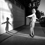 Fotograf des Jahres, Platz 3: Jeff Rayner  Auch der Drittplatzierte Jeff Rayner fing in Los Angeles eine übersinnliche Impression ein. Sein Foto "Side-Walking on Air" zeigt die spielerische Lebensfreude eines Kindes in der Pandemie, lässt es engelsgleich dem Himmel entgegen steigen. Geknipst wurde es mit einem iPhone X.