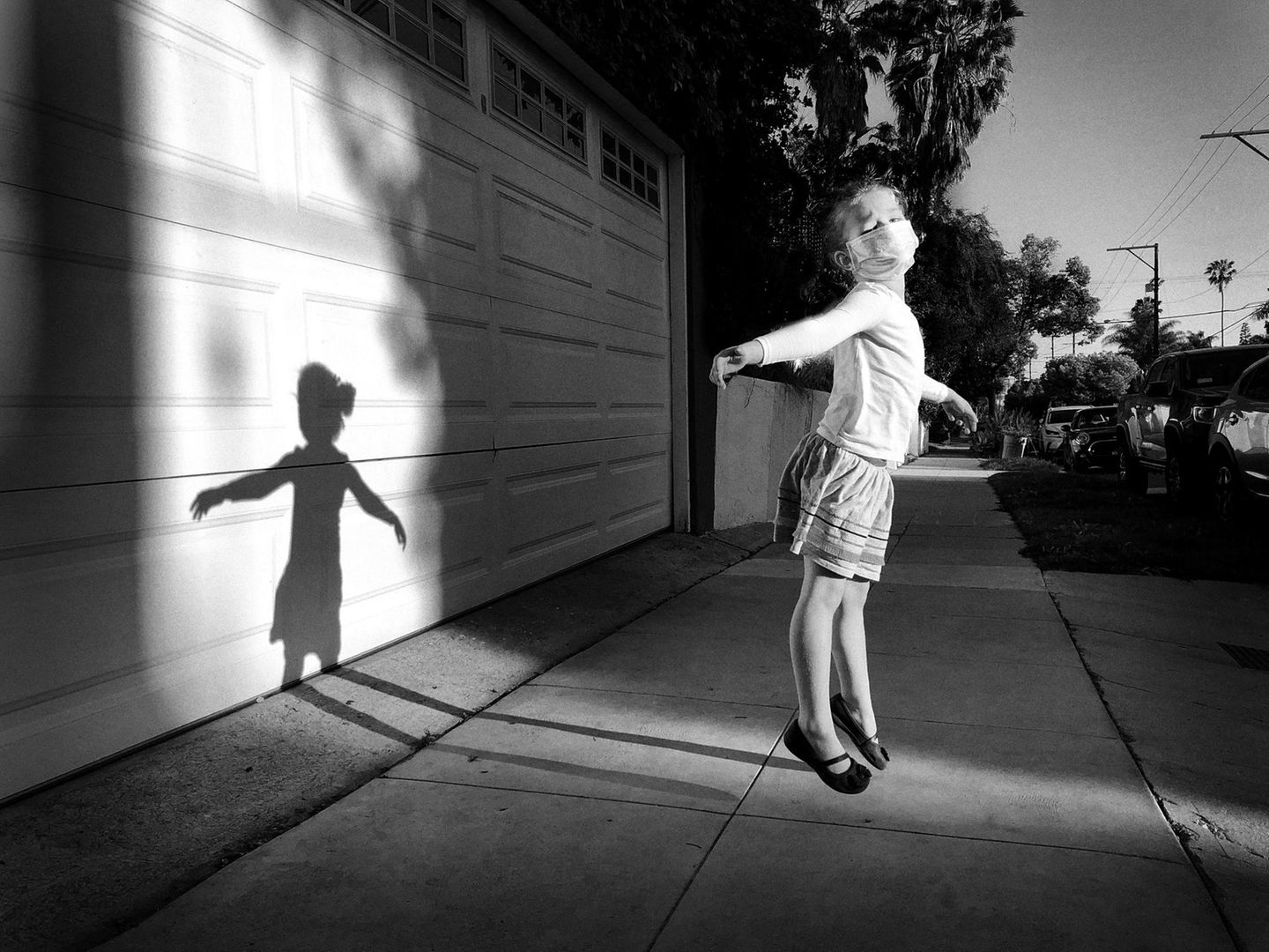 iPhone Photo Awards: Fotograf des Jahres, Platz 3: Jeff Rayner Auch der Drittplatzierte Jeff Rayner fing in Los Angeles eine übersinnliche Impression ein. Sein Foto "Side-Walking on Air" zeigt die spielerische Lebensfreude eines Kindes in der Pandemie, lässt es engelsgleich dem Himmel entgegen steigen. Geknipst wurde es mit einem iPhone X. Fotograf des Jahres, Platz 3: Jeff Rayner Auch der Drittplatzierte Jeff Rayner fing in Los Angeles eine übersinnliche Impression ein. Sein Foto "Side-Walking on Air" zeigt die spielerische Lebensfreude eines Kindes in der Pandemie, lässt es engelsgleich dem Himmel entgegen steigen. Geknipst wurde es mit einem iPhone X.