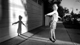 Fotograf des Jahres, Platz 3: Jeff Rayner  Auch der Drittplatzierte Jeff Rayner fing in Los Angeles eine übersinnliche Impression ein. Sein Foto "Side-Walking on Air" zeigt die spielerische Lebensfreude eines Kindes in der Pandemie, lässt es engelsgleich dem Himmel entgegen steigen. Geknipst wurde es mit einem iPhone X.