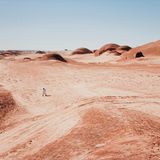 Fotograf des Jahres, Platz 2: Dan Liu  Das Bild "A Walk on Mars" (Spaziergang auf dem Mars) von Dan Liu zeigt zwar einen Astronauten, auf dem Mars ging der aber nicht spazieren. Sondern in den Ebenen der chinesischen Provinz Qinghai. Eingefangen wurde der außerirdische Schnappschuss auf einem iPhone 11 Pro Max.