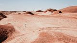 Fotograf des Jahres, Platz 2: Dan Liu  Das Bild "A Walk on Mars" (Spaziergang auf dem Mars) von Dan Liu zeigt zwar einen Astronauten, auf dem Mars ging der aber nicht spazieren. Sondern in den Ebenen der chinesischen Provinz Qinghai. Eingefangen wurde der außerirdische Schnappschuss auf einem iPhone 11 Pro Max.