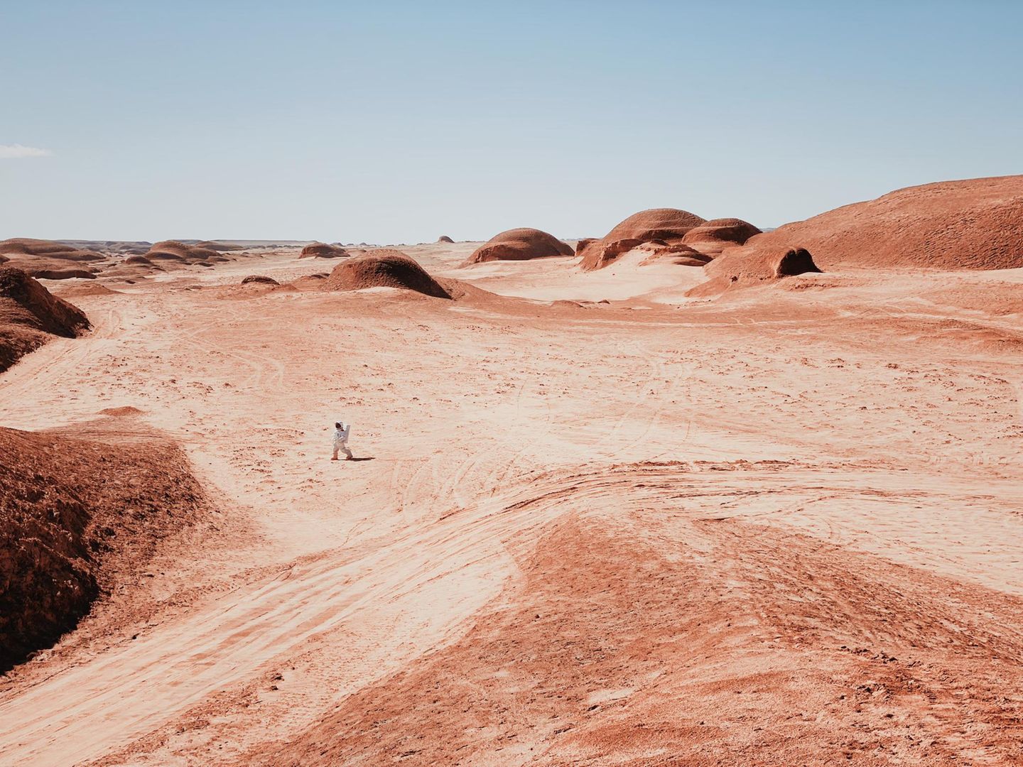 iPhone Photo Awards: Fotograf des Jahres, Platz 2: Dan Liu Das Bild "A Walk on Mars" (Spaziergang auf dem Mars) von Dan Liu zeigt zwar einen Astronauten, auf dem Mars ging der aber nicht spazieren. Sondern in den Ebenen der chinesischen Provinz Qinghai. Eingefangen wurde der außerirdische Schnappschuss auf einem iPhone 11 Pro Max. Fotograf des Jahres, Platz 2: Dan Liu Das Bild "A Walk on Mars" (Spaziergang auf dem Mars) von Dan Liu zeigt zwar einen Astronauten, auf dem Mars ging der aber nicht spazieren. Sondern in den Ebenen der chinesischen Provinz Qinghai. Eingefangen wurde der außerirdische Schnappschuss auf einem iPhone 11 Pro Max.
