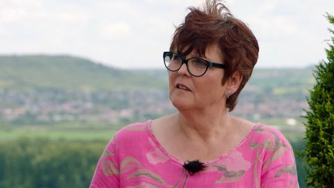 Sabine Riemer hört bei "Bares für Rares" der Expertise von Heide Rezepa-Zabel zu