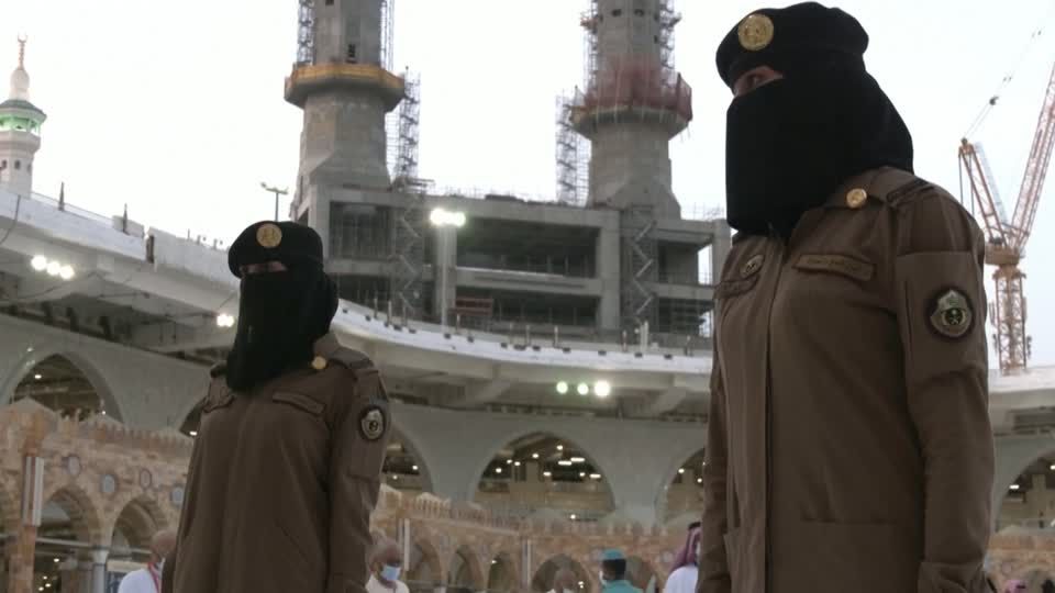 Video: Erstmals dürfen Frauen als Wachen in Mekka arbeiten