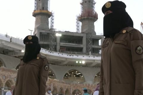 Video: Erstmals dürfen Frauen als Wachen in Mekka arbeiten