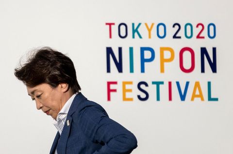 Olympia-Organisationschefin Seiko Hashimoto neben Logo Tokyo 2020 Nippon Festival