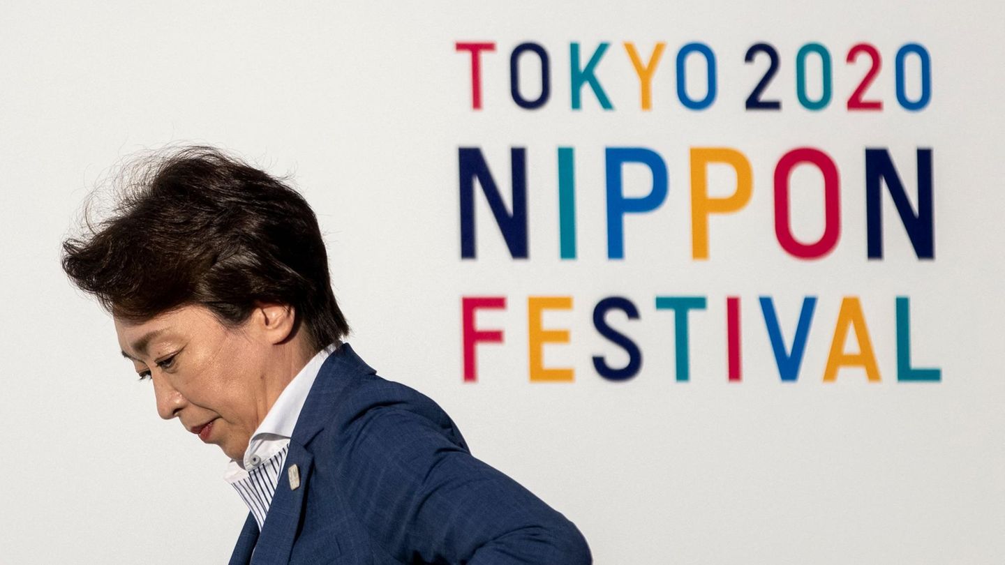 Olympia-Organisationschefin Seiko Hashimoto neben Logo Tokyo 2020 Nippon Festival
