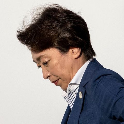 Olympia-Organisationschefin Seiko Hashimoto neben Logo Tokyo 2020 Nippon Festival