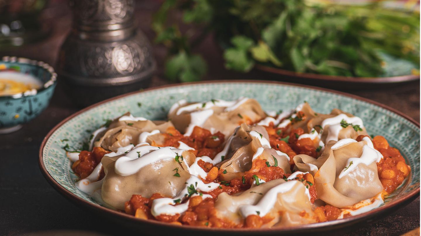 Mantu (gedämpfte Teigtaschen mit Hackfleisch)      Zutaten:   Für den Teig: 250 g Weizenmehl Type 405 plus etwas mehr nach Bedarf, 1 Päckchen Trockenhefe, 1 TL Salz  Für die Füllung: Pflanzenöl zum Anbraten, 500 g Rinder- und/oder Lammhackfleisch, Salz, frisch gemahlener schwarzer Pfeffer, 1 Tomate, 2 Zwiebeln  Für die Kichererbsensauce: 1 Tomate, 1 Zwiebel, 50 g getrocknete gespaltene Kichererbsen (Daal Chana; in orientalischen oder asiatischen Supermärkten erhältlich), Pflanzenöl zum Anbraten, 1 TL Paprikapulver, 1 TL Korianderpulver, Salz, frisch gemahlener schwarzer Pfeffer  Für die Joghurtsauce: 2 Knoblauchzehen, 500 g Naturjoghurt, Salz  Außerdem: 3 TL getrocknete Minze (oder gehackter frischer Koriander)      Zubereitung:  1. Für den Teig das Mehl, die Hefe, das Salz und 150 ml lauwarmes Wasser zu einem Teig verkneten. Wenn er zu klebrig ist, noch etwas Mehl dazugeben. Den Teig abgedeckt 30 Minuten ruhen lassen.  2. Inzwischen für die Füllung Öl in einer Pfanne erhitzen und das Hackfleisch darin braun anbraten. Anschließend mit Salz und Pfeffer würzen. Die Tomate waschen und den Stielansatz herausschneiden. Die Zwiebeln abziehen. Beides in Würfel schneiden. Die Tomate zum Hackfleisch geben und so lange mitschmoren, bis die Flüssigkeit verdampft ist. Dann die Zwiebeln zufügen und alles noch etwas weiterschmoren lassen.  3. Für die Kichererbsensauce die Tomate waschen und den Stielansatz herausschneiden. Die Zwiebel abziehen. Beides in Würfel schneiden. Die Kichererbsen unter fließendem Wasser abspülen, bis das abfließende Wasser klar bleibt. Öl in einer tiefen Pfanne erhitzen und die Zwiebel darin goldbraun anbraten. Anschließend die Kichererbsen und die Tomaten dazugeben. So viel Wasser angießen, dass die Kichererbsen komplett damit bedeckt sind. Aufkochen und 10 Minuten kochen lassen, bis die Kichererbsen weich sind. Zuletzt die Sauce mit dem Paprikapulver, dem Korianderpulver, Salz und Pfeffer würzen.  4. Für die Joghurtsauce den Knoblauch abziehen und pressen. Dann mit dem Joghurt verrühren. Die Sauce dezent mit Salz abschmecken.  5. Den Teig sehr dünn ausrollen und in 5 x 5 cm große Vierecke schneiden. Die Füllung mittig auf die Teigstücke geben und die Teigecken leicht mit Wasser einpinseln. Die Ecken nach oben ziehen und oben sowie seitlich so zusammendrücken, dass Säckchen entstehen  6. Wasser in einem Topf aufkochen. Die Teigtaschen in einen Dampfeinsatz setzen und mit geschlossenem Deckel im Wasserdampf etwa 30 Minuten dämpfen; sie dürfen dabei das Wasser nicht berühren. Alternativ lassen sie sich auch in einem Dampfgartopf garen.  7. Zum Anrichten etwas Joghurtsauce auf einen Teller geben, die Teigtaschen darauflegen und mit der restlichen Joghurtsauce übergießen. Zum Schluss die Kichererbsensauce darüber verteilen. Die Mantu mit der getrockneten Minze garnieren und servieren.