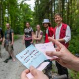 Für eine Schnitzeljagd erhalten verkleidete Teilnehmer ihre Anweisungen
