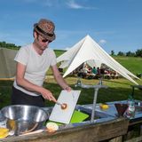 Abwaschen im Ü18-Ferienlager unter freiem Himmel: Heute hat Lukas Spühldienst