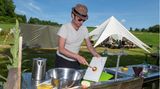 Abwaschen im Ü18-Ferienlager unter freiem Himmel: Heute hat Lukas Spühldienst