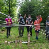 Jetzt müssen die Teilnehmer der Schnitzeljagd gemeinsam eine Aufgabe zu lösen, bei der Holzteile mit einem Netz bewegt werden.