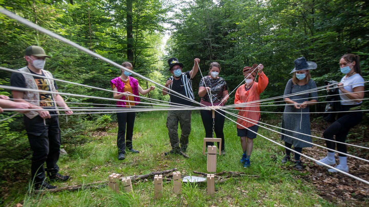 Jetzt müssen die Teilnehmer der Schnitzeljagd gemeinsam eine Aufgabe zu lösen, bei der Holzteile mit einem Netz bewegt werden.