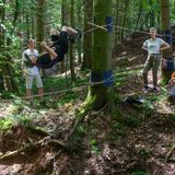 Abenteuer und Erholung in der freien Natur: Tim hangelt sich an einer Seilbrücke über einen Bach.