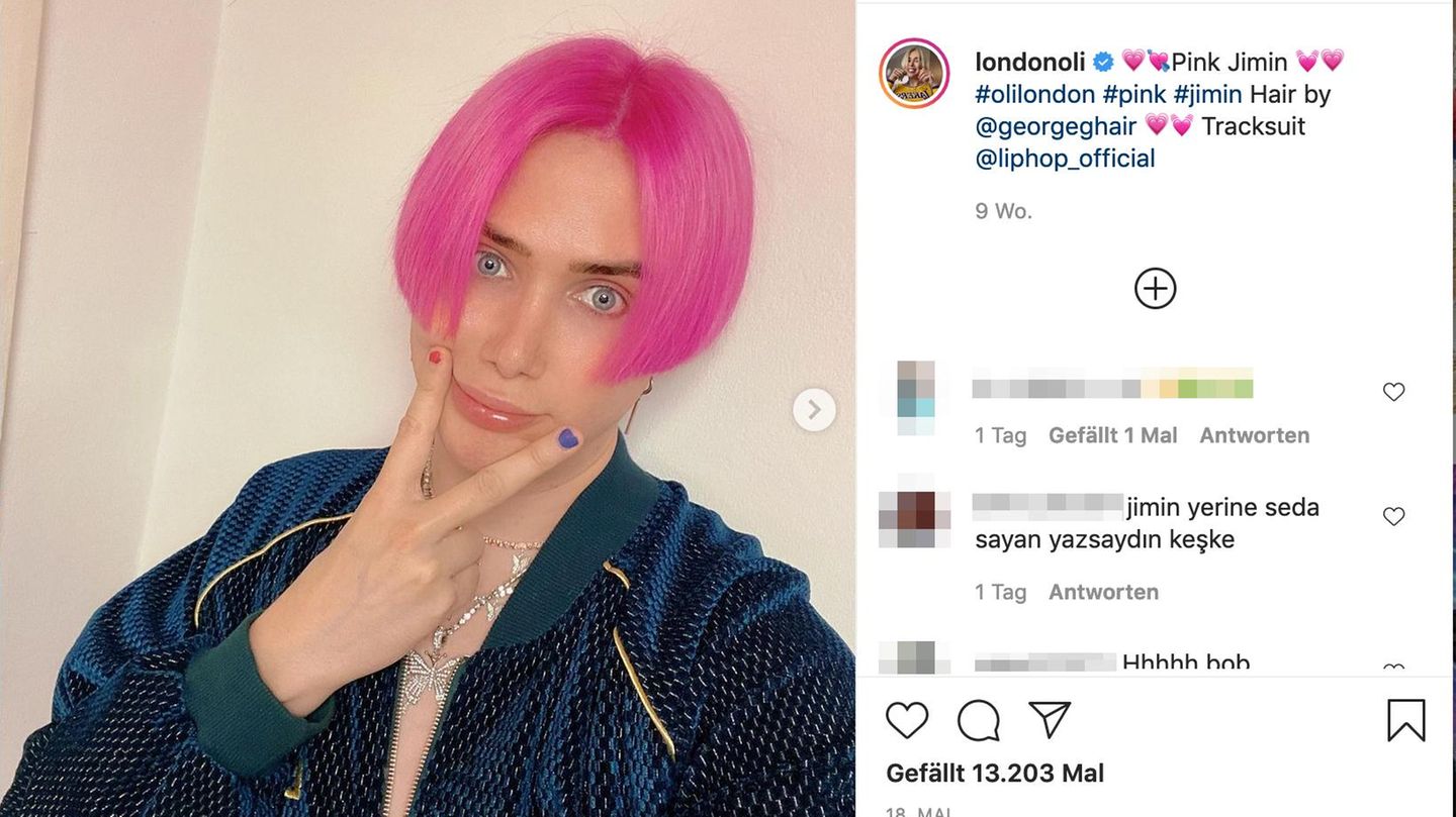 Ein junger Mann mit pinken Haaren posiert für ein Foto