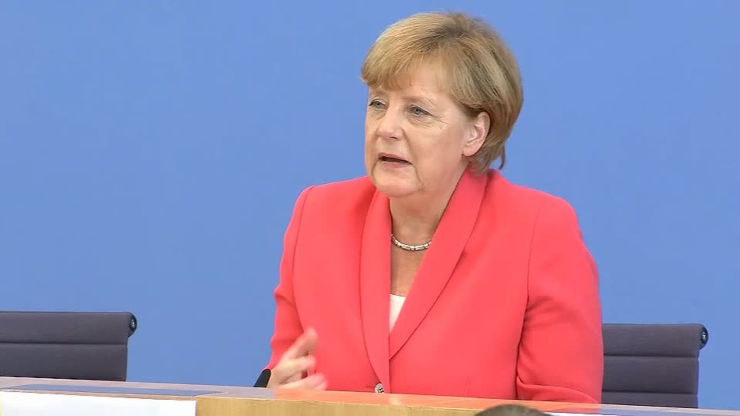 Angela Merkel: These moments shaped her appearances in front of the blue wall (video)