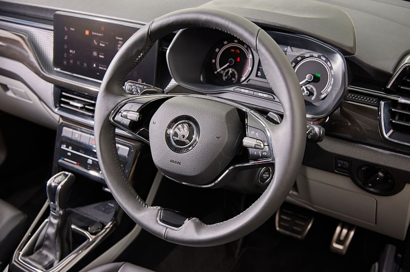 Keine virtuellen Instrumente im Cockpit, aber man kommt auch ohne digitalen Rundtacho aus