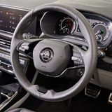 Keine virtuellen Instrumente im Cockpit, aber man kommt auch ohne digitalen Rundtacho aus