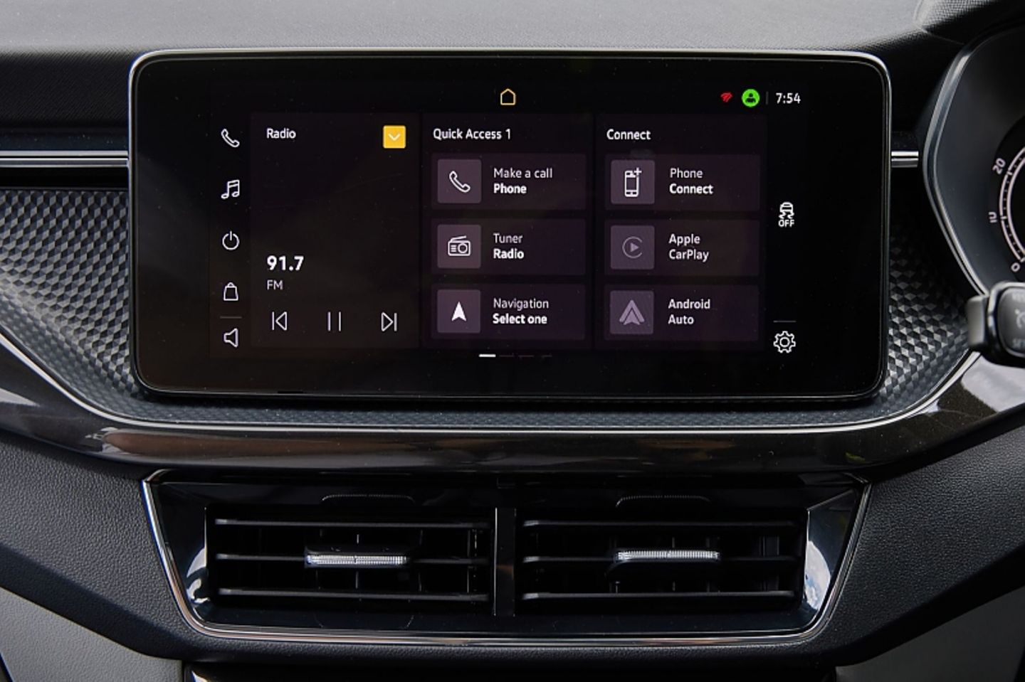 Das Infotainment ist nicht ganz so opulent wie in den europäischen Modellen, aber mit den Apps übersichtlich gegliedert