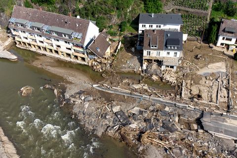 Eine Luftaufnahme zeigt das durch das Hochwasser zerstörte Mayschoß