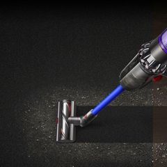 Die Bodendüse des Dyson V11 Absolute Extra Pro passt die Saugleistung automatisch an den Untergrund an.
