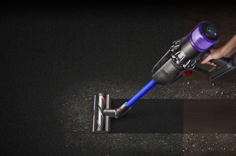 Die Bodendüse des Dyson V11 Absolute Extra Pro passt die Saugleistung automatisch an den Untergrund an.