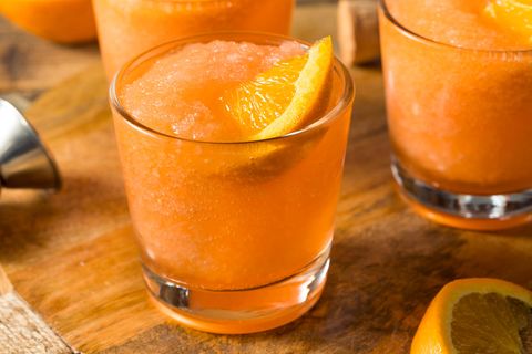 Gläser mit einer halb gefrorenen orangefarbenen Flüssigkeit mit Orangenscheiben