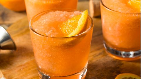 Gläser mit einer halb gefrorenen orangefarbenen Flüssigkeit mit Orangenscheiben