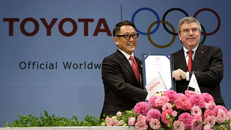 Toyota-Boss Akio Toyoda und IOC-Chef Thomas Bach nach der Unterzeichnung des Sponsorenvertrags 2015 in Tokio