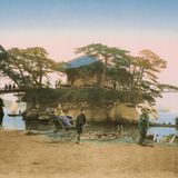 Auf einer kleinen Insel, die über eine Brücke mit dem Festland verbunden ist, liegt der Godaido-Pavillon in der Nähe von Sendai – eine Aufnahme aus dem Jahre 1880.
