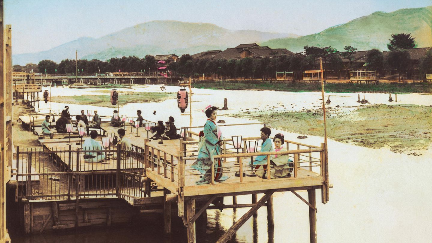 Geishas an einem Sommerabend: Auf einer Plattform oberhalb des Flusses entfliehen Einwohner dem feucht-heißen Klima Kyotos und genießen die Kühle des Abends.