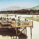 Geishas an einem Sommerabend: Auf einer Plattform oberhalb des Flusses entfliehen Einwohner dem feucht-heißen Klima Kyotos und genießen die Kühle des Abends.