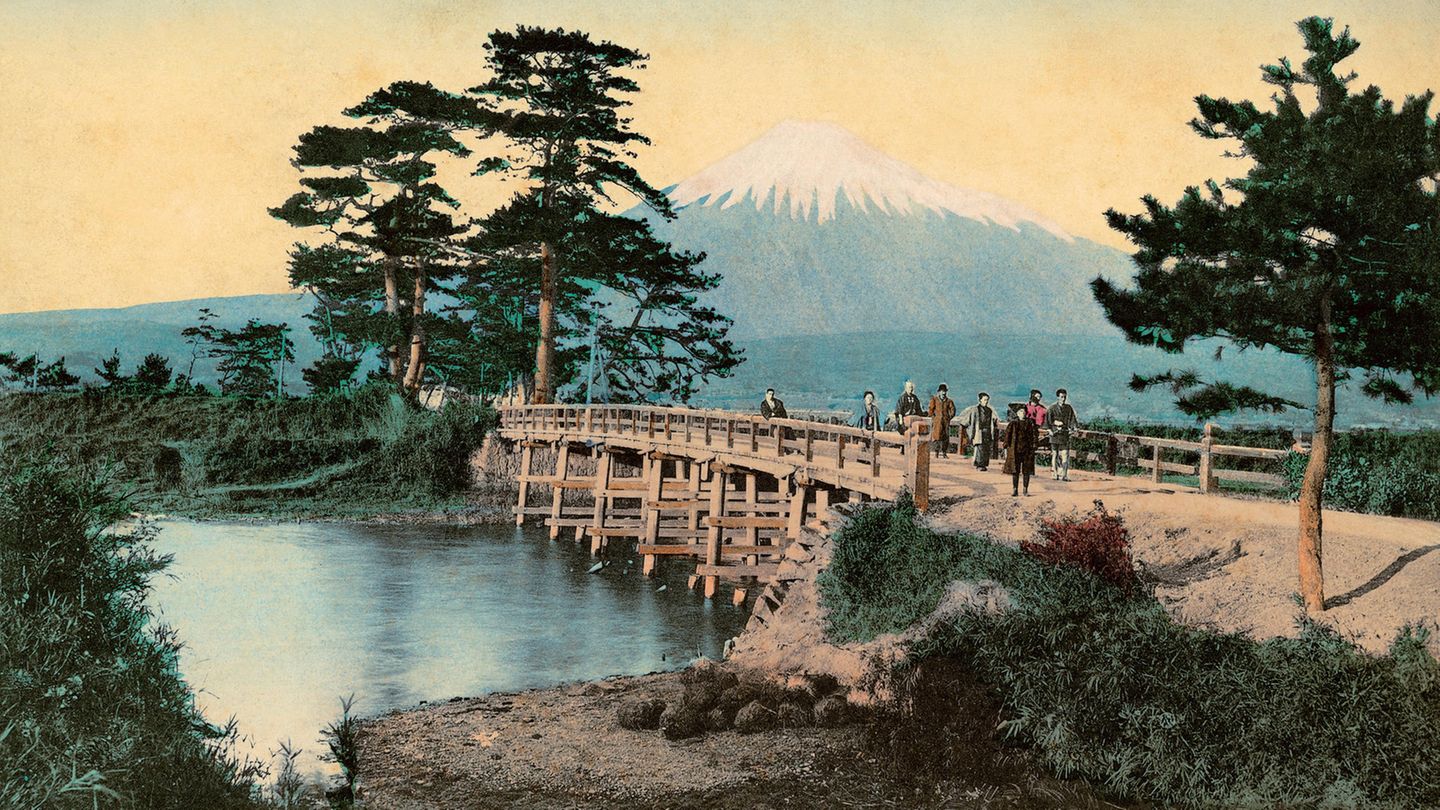 Reise nach Fernost, zu den Wurzeln der japanischen Kultur. Der Bildband "Japan 1900" zeigt colorierte Schwarz-Weiß-Fotografien aus der Meiji-Zeit, als sich das Land nach langer Isloation öffnete.