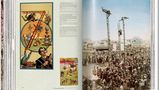 Im Layout des Prachtbandes sind neben den historischen Fotos auch als kleine grafische Elemente alte Kofferaufkleber oder Theater- und Zirkusplakate (links) eingebunden. Das Foto rechts zeigt Feuerwehrmänner bei ihrem Neujahrsauftritt in Tokio um 1890.