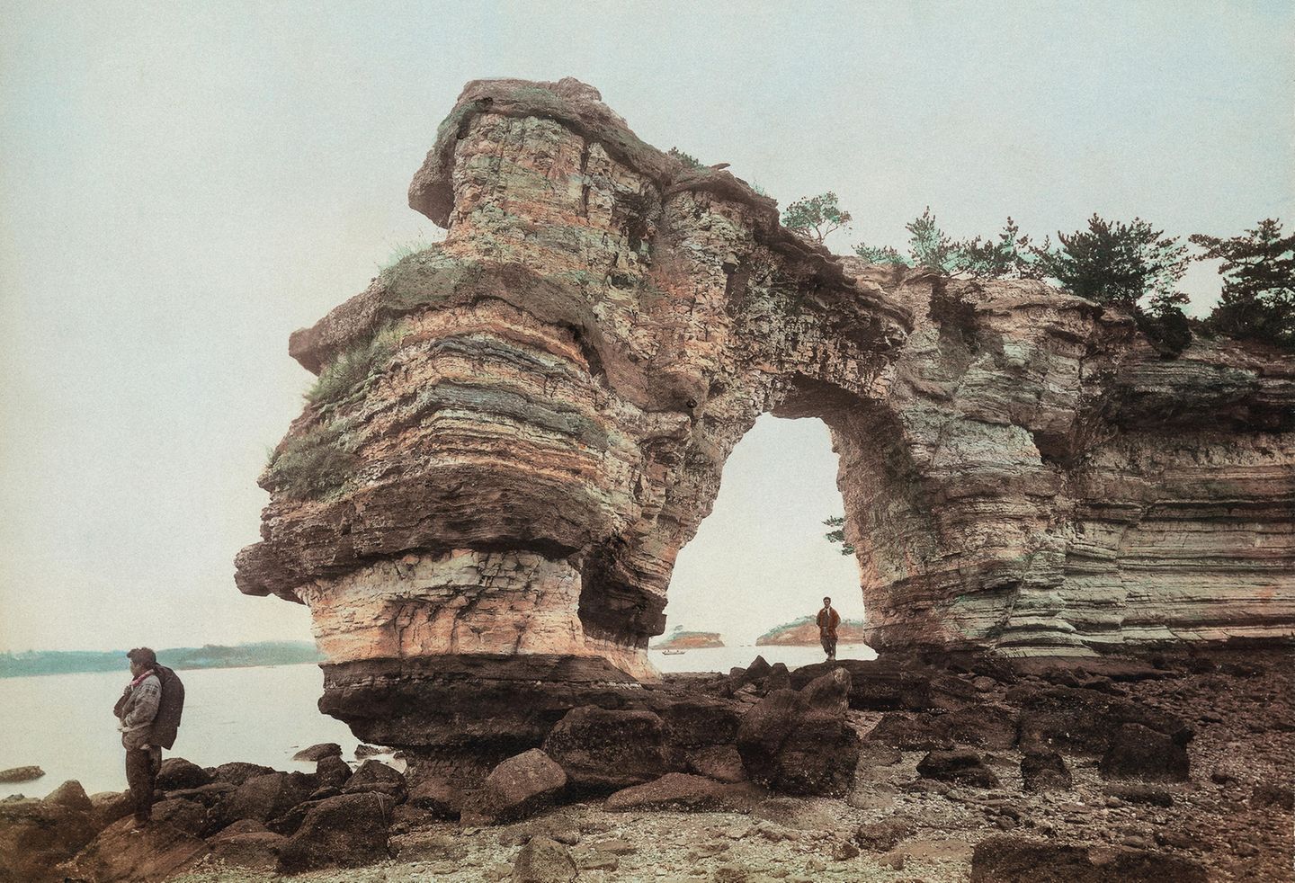 Eine der letzten Fotodoppelseiten in dem Bildband "Japan 1900": Es zeigt das Felsentor in der Matsushima-Bucht.