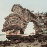 Eine der letzten Fotodoppelseiten in dem Bildband "Japan 1900": Es zeigt das Felsentor in der Matsushima-Bucht.