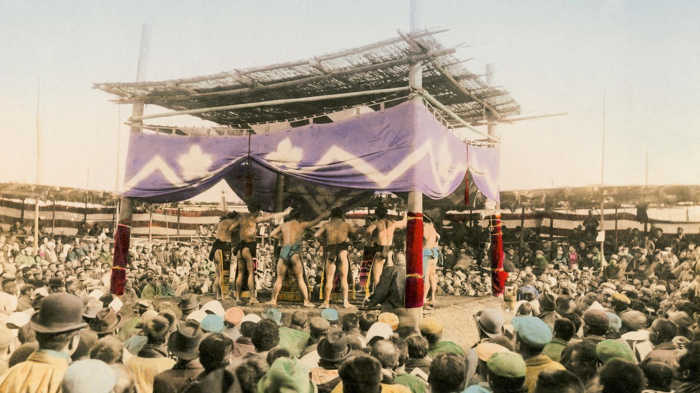 Straßenspektakel in Tokio: Sumo-Ringer im Ekoin-Tempel in Yoshiwara, dem Vergnügungsviertel der Edo-Zeit.